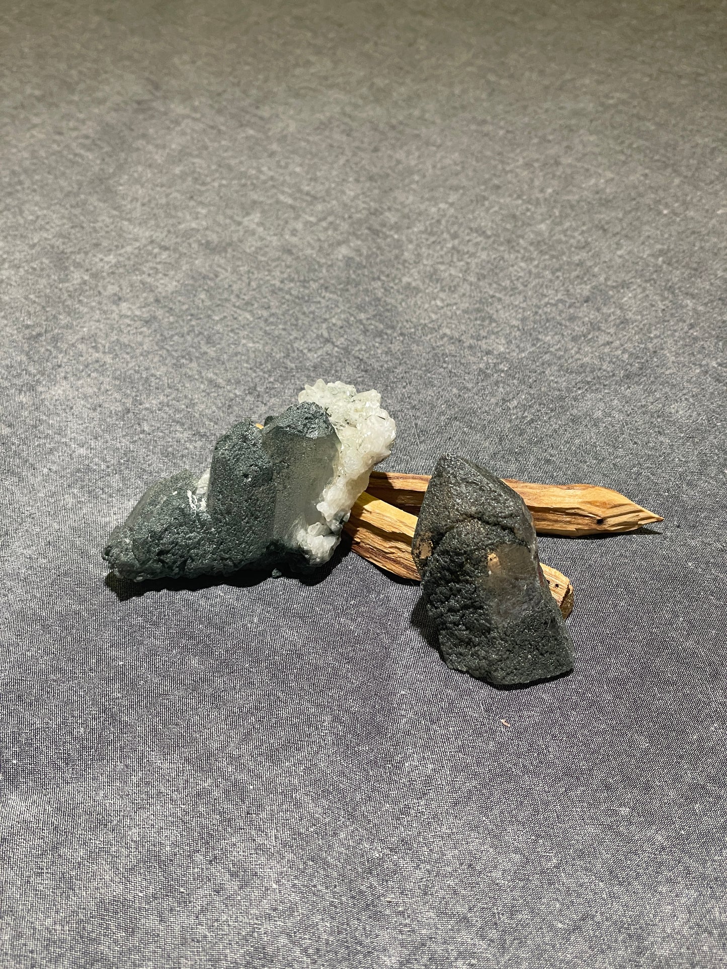 綠泥石綠幽靈水晶共生 2件組 (Deep Forest Chlorite & Quartz Mountain Twin Set)