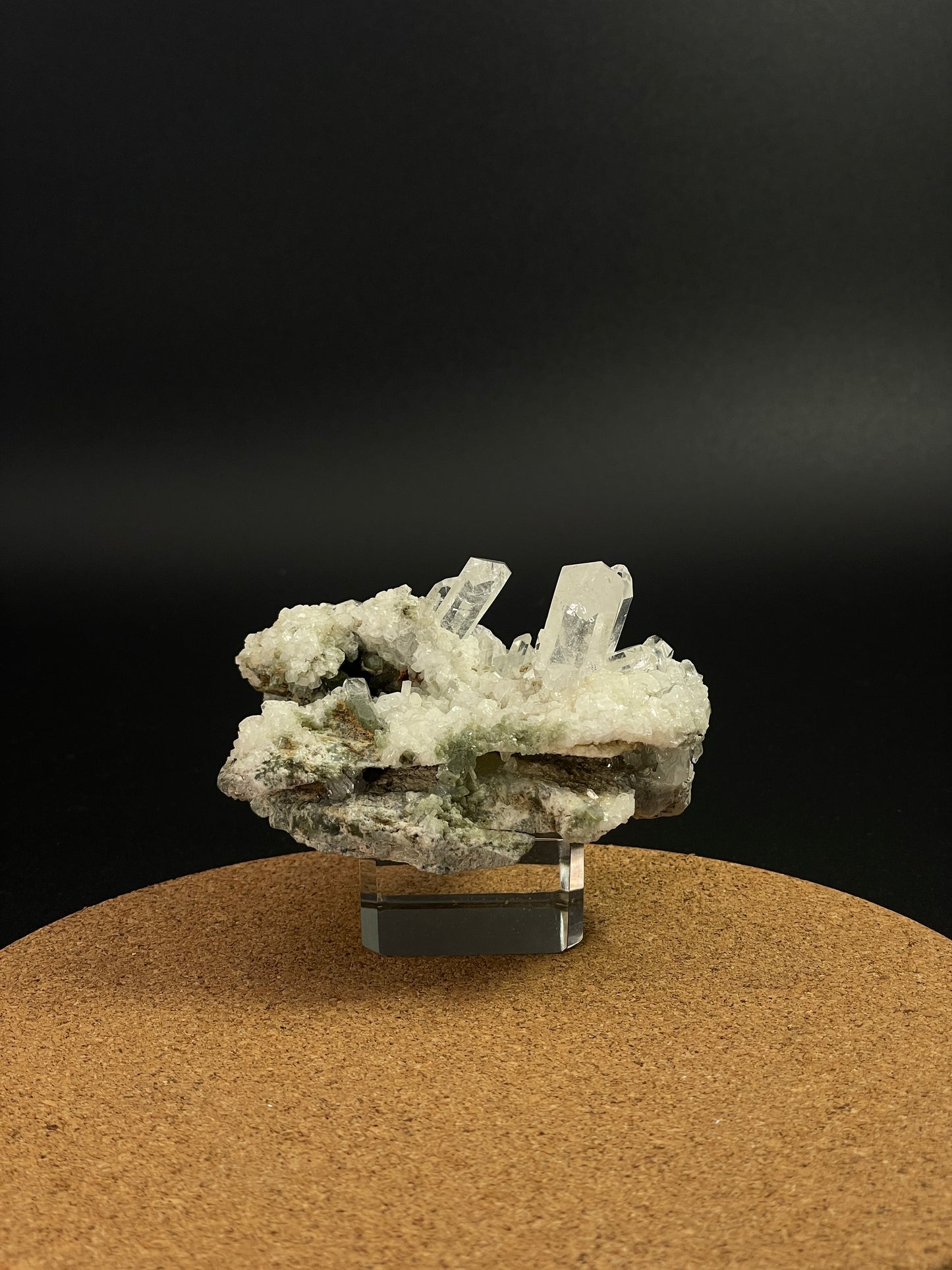 綠泥石綠幽靈共生水晶簇 (Chlorite & Green Phantom Botanical Quartz Cluster)