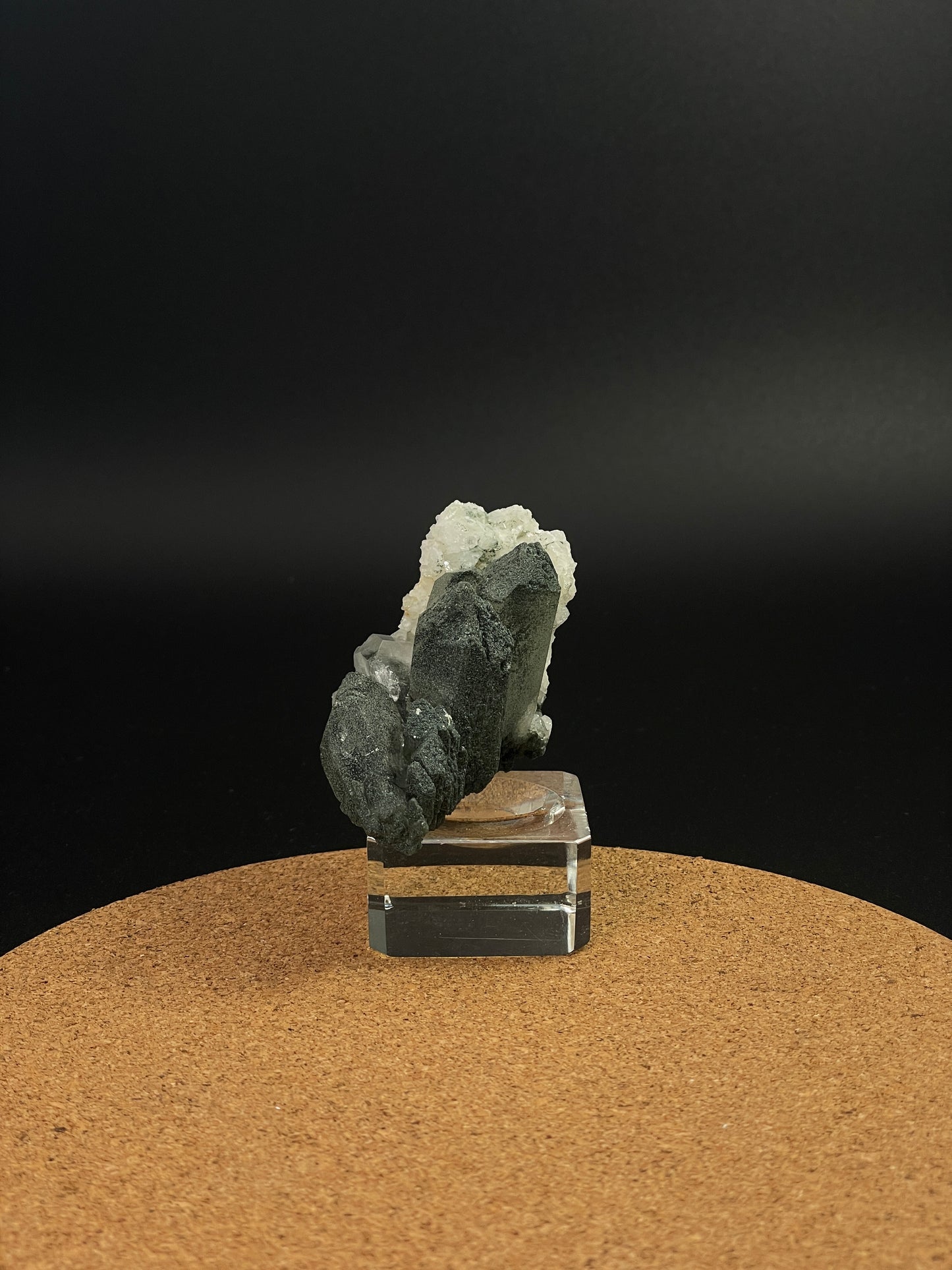 綠泥石綠幽靈水晶共生 2件組 (Deep Forest Chlorite & Quartz Mountain Twin Set)