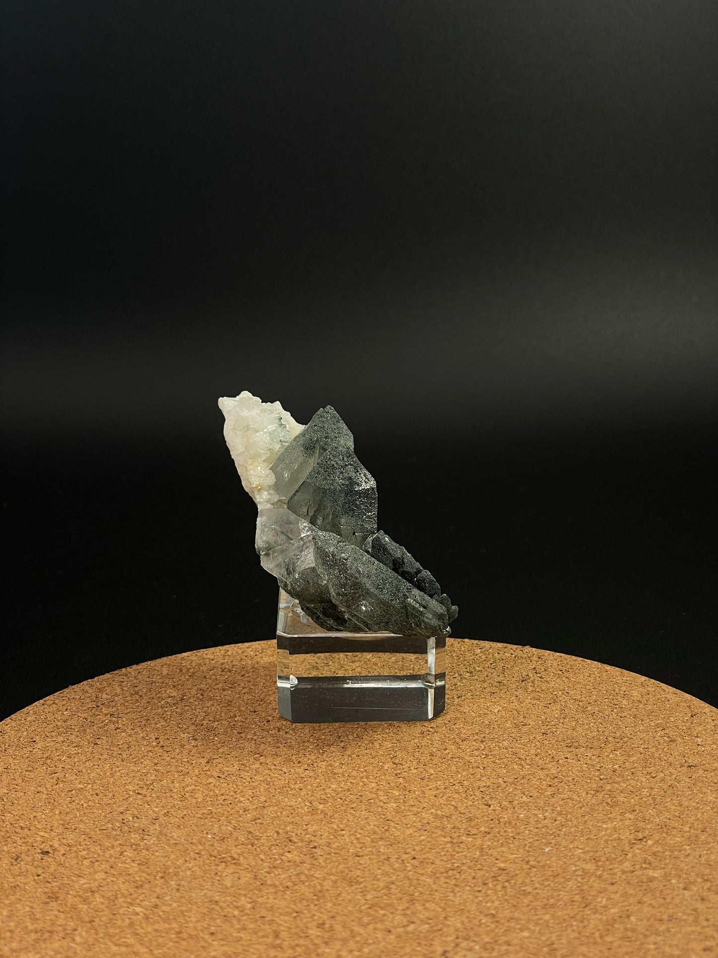綠泥石綠幽靈水晶共生 2件組 (Deep Forest Chlorite & Quartz Mountain Twin Set)
