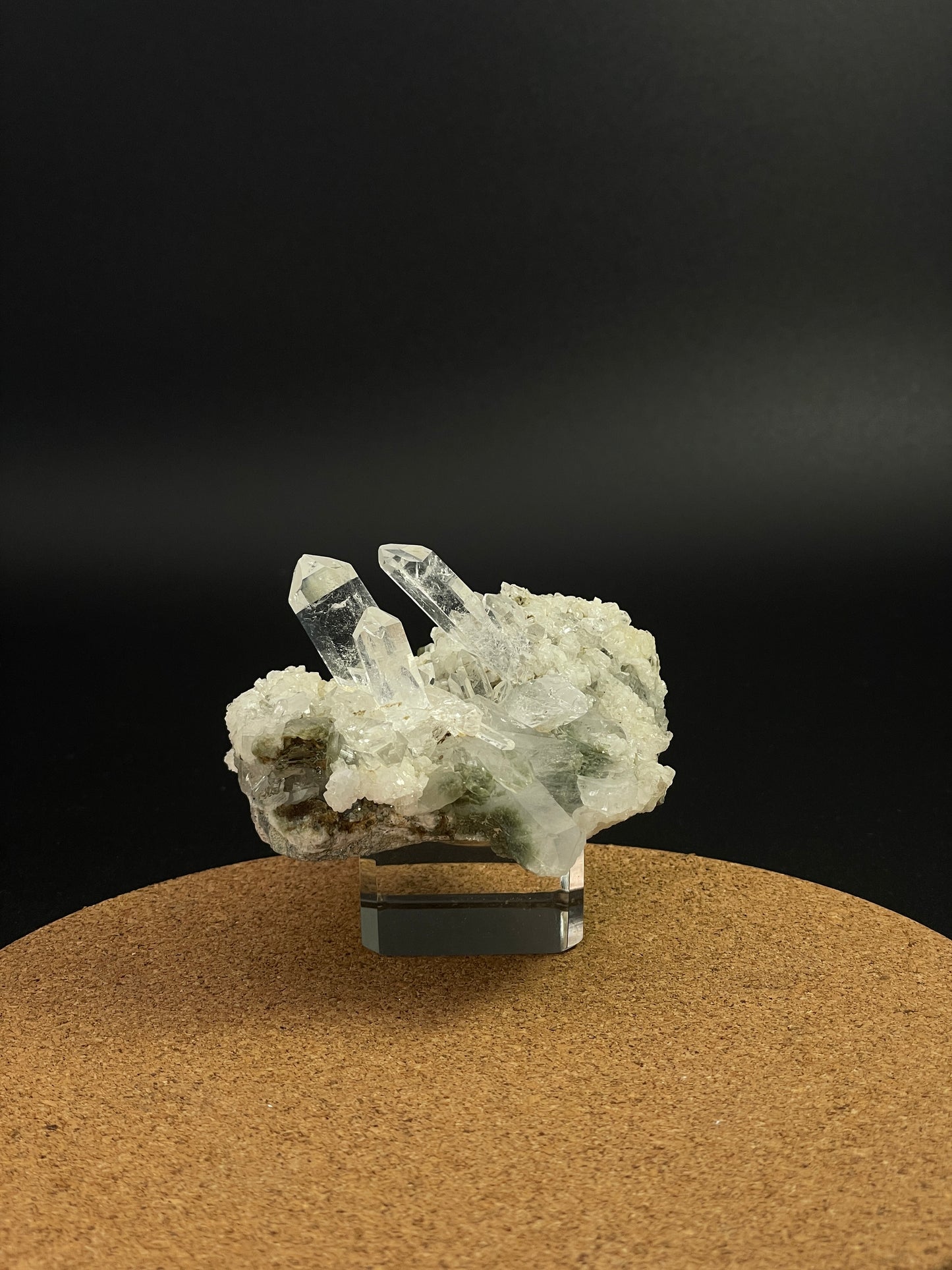 綠泥石綠幽靈共生水晶簇 (Chlorite & Green Phantom Botanical Quartz Cluster)