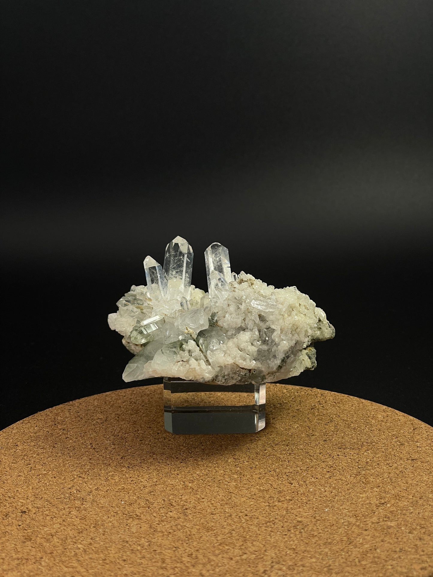 綠泥石綠幽靈共生水晶簇 (Chlorite & Green Phantom Botanical Quartz Cluster)