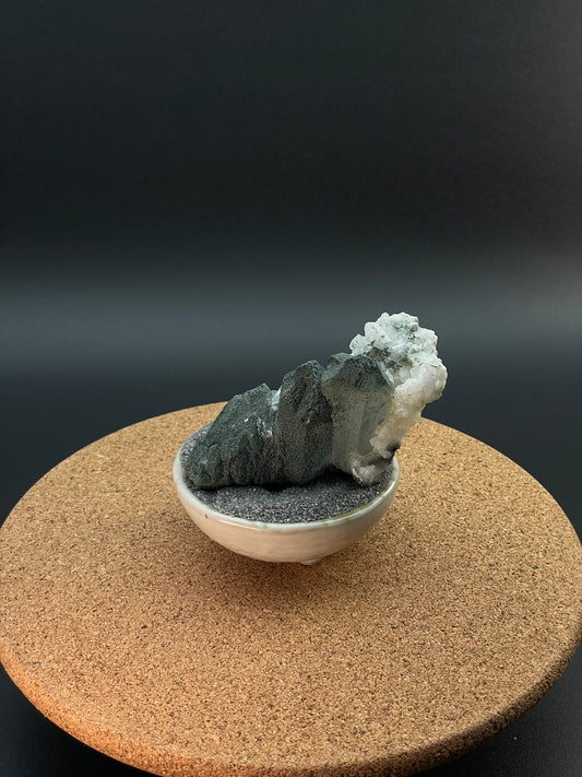 綠泥石綠幽靈水晶共生 Chlorite-included Green Phantom Quartz