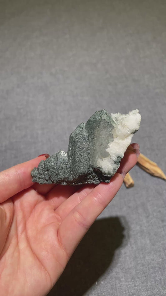 綠泥石綠幽靈水晶共生 2件組 (Deep Forest Chlorite & Quartz Mountain Twin Set)